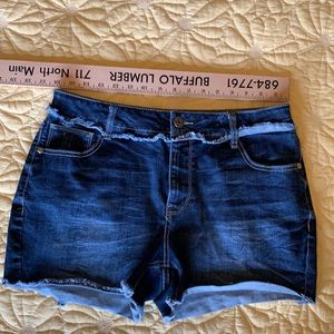 Maurice shorts. NWOT. Cute raw edge trim design.